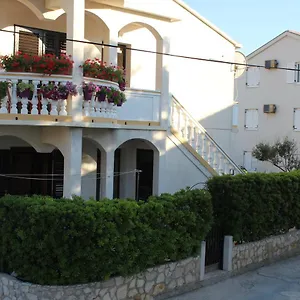 apartments-paulin-pag.hotelinzadar.com/